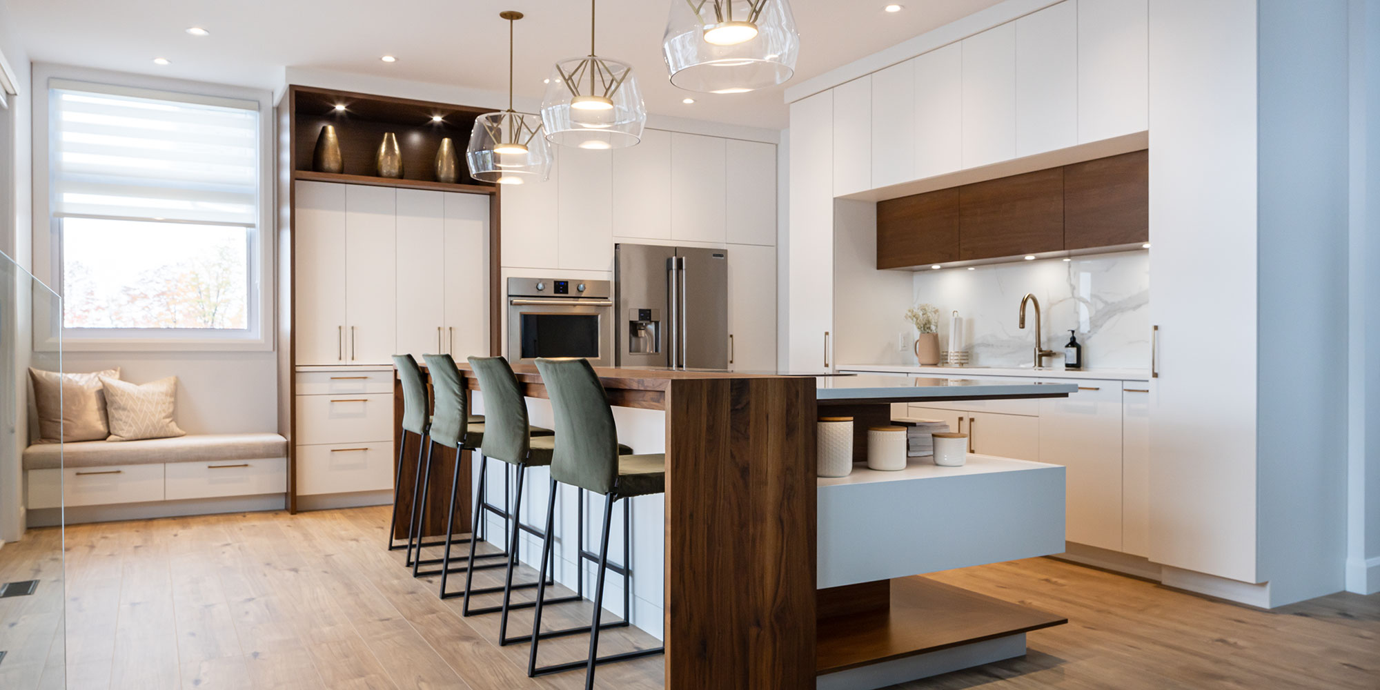 Cuisine moderne avec îlot central et luminaires design