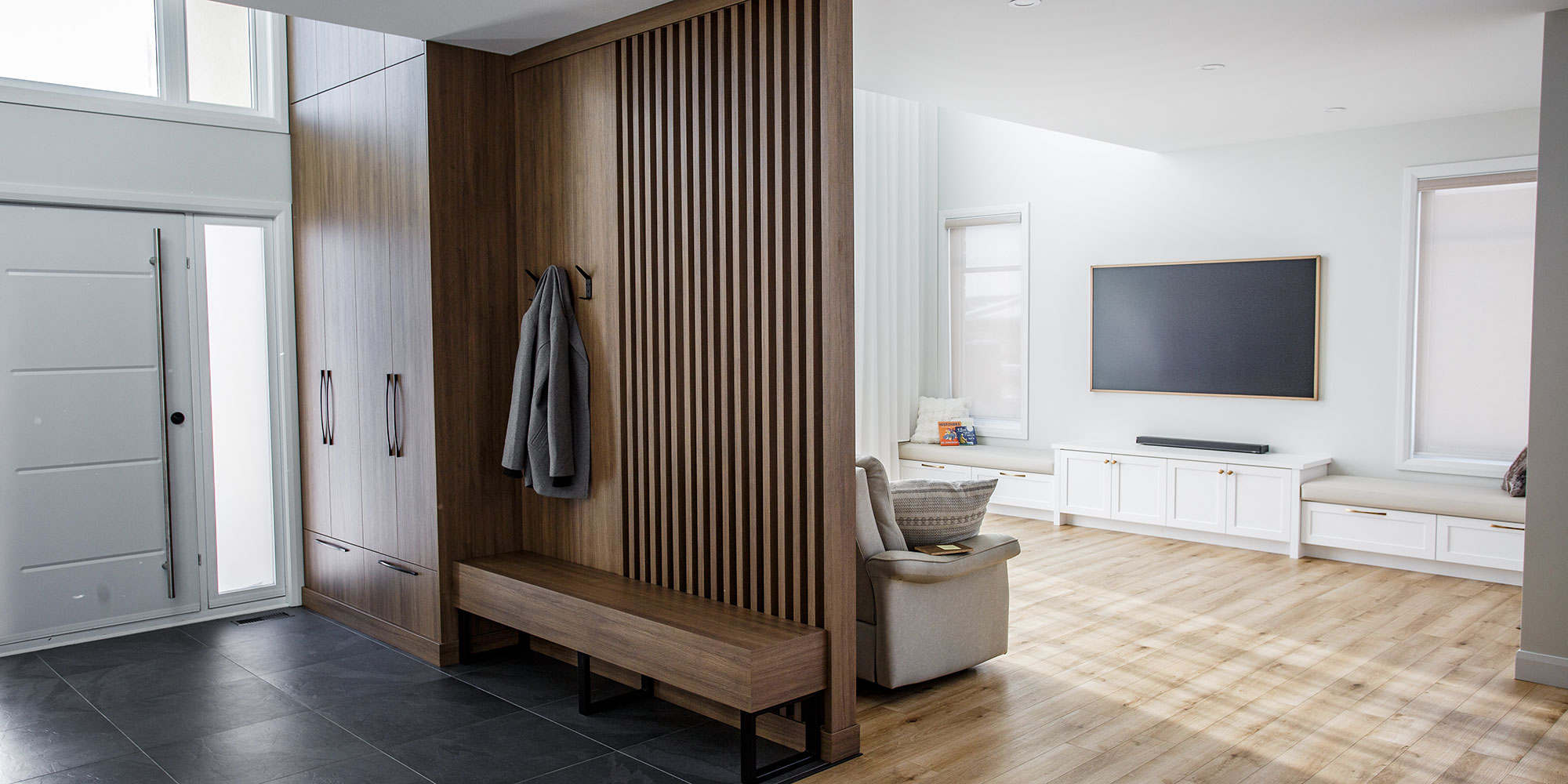 Intérieur moderne avec banc en bois et télévision